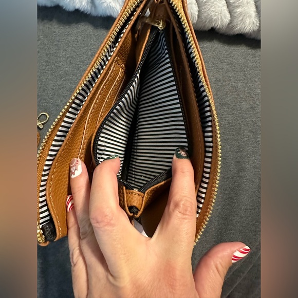 Bnwt crossbody with multiple zipper pockets - Picture 4 of 8